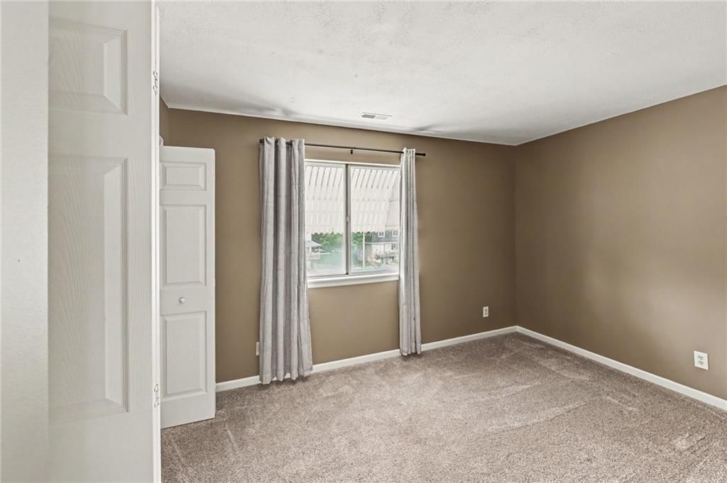 Photo 6 of 17 - 7104 NW Chapel Woods Lane, Kansas City, MO 64152