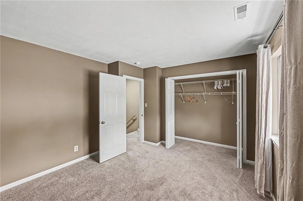Photo 7 of 17 - 7104 NW Chapel Woods Lane, Kansas City, MO 64152