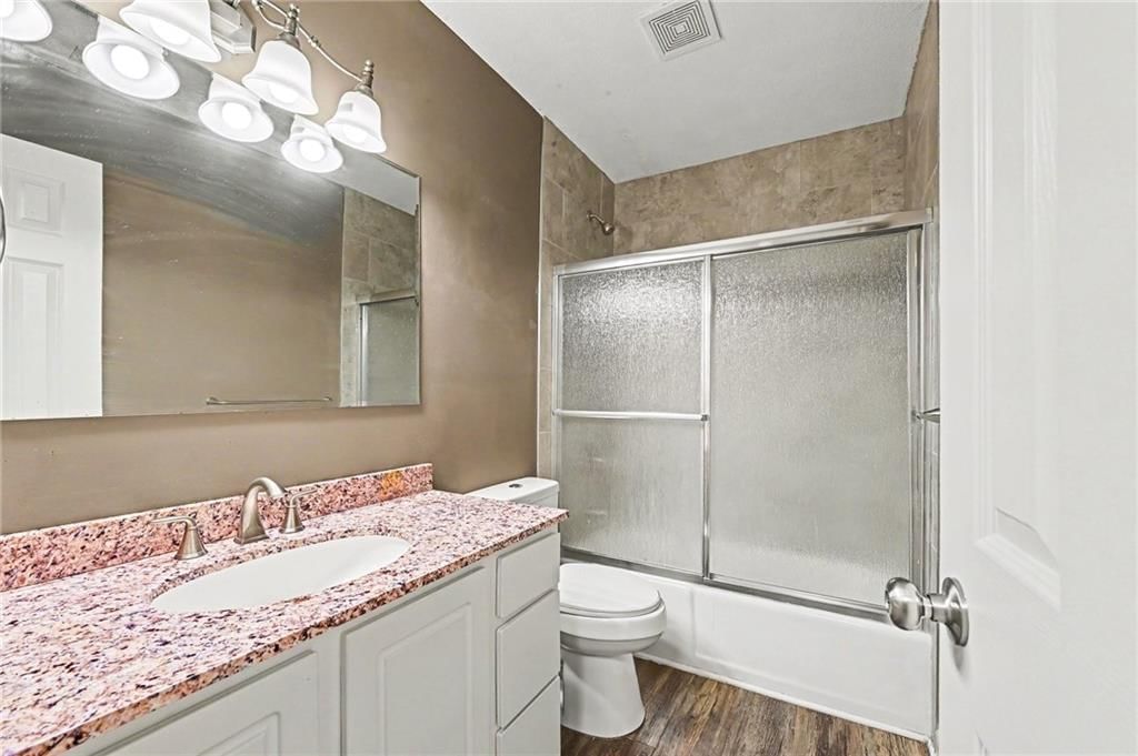 Photo 8 of 17 - 7104 NW Chapel Woods Lane, Kansas City, MO 64152