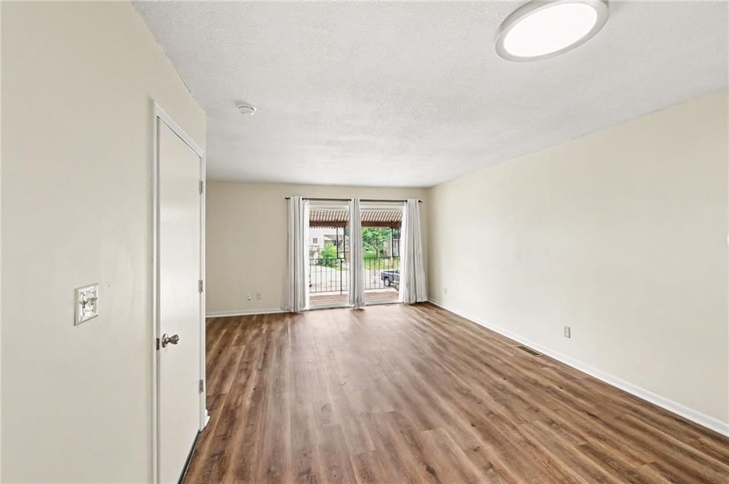 Photo 9 of 17 - 7104 NW Chapel Woods Lane, Kansas City, MO 64152