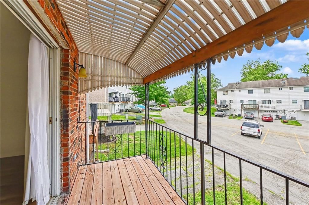 Photo 11 of 17 - 7104 NW Chapel Woods Lane, Kansas City, MO 64152