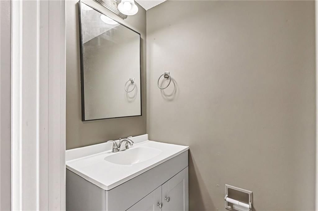 Photo 12 of 17 - 7104 NW Chapel Woods Lane, Kansas City, MO 64152