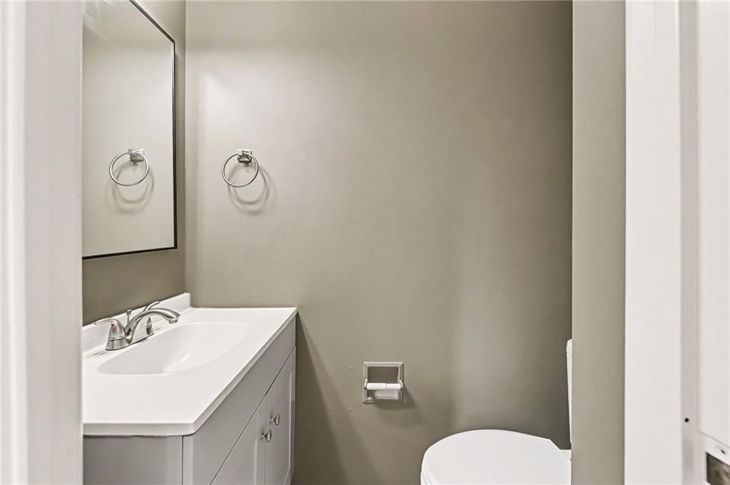 Photo 13 of 17 - 7104 NW Chapel Woods Lane, Kansas City, MO 64152