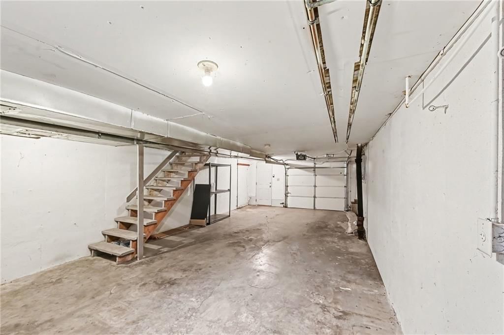 Photo 14 of 17 - 7104 NW Chapel Woods Lane, Kansas City, MO 64152