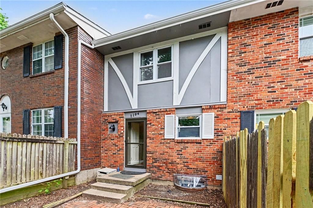 Photo 15 of 17 - 7104 NW Chapel Woods Lane, Kansas City, MO 64152