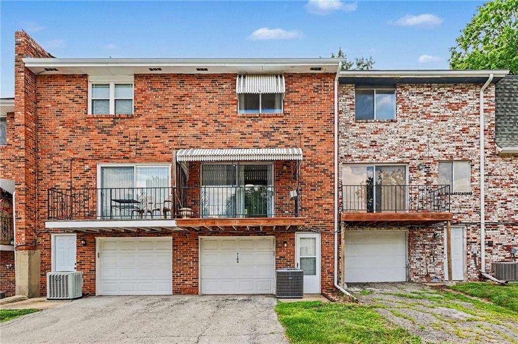 Photo 16 of 17 - 7104 NW Chapel Woods Lane, Kansas City, MO 64152