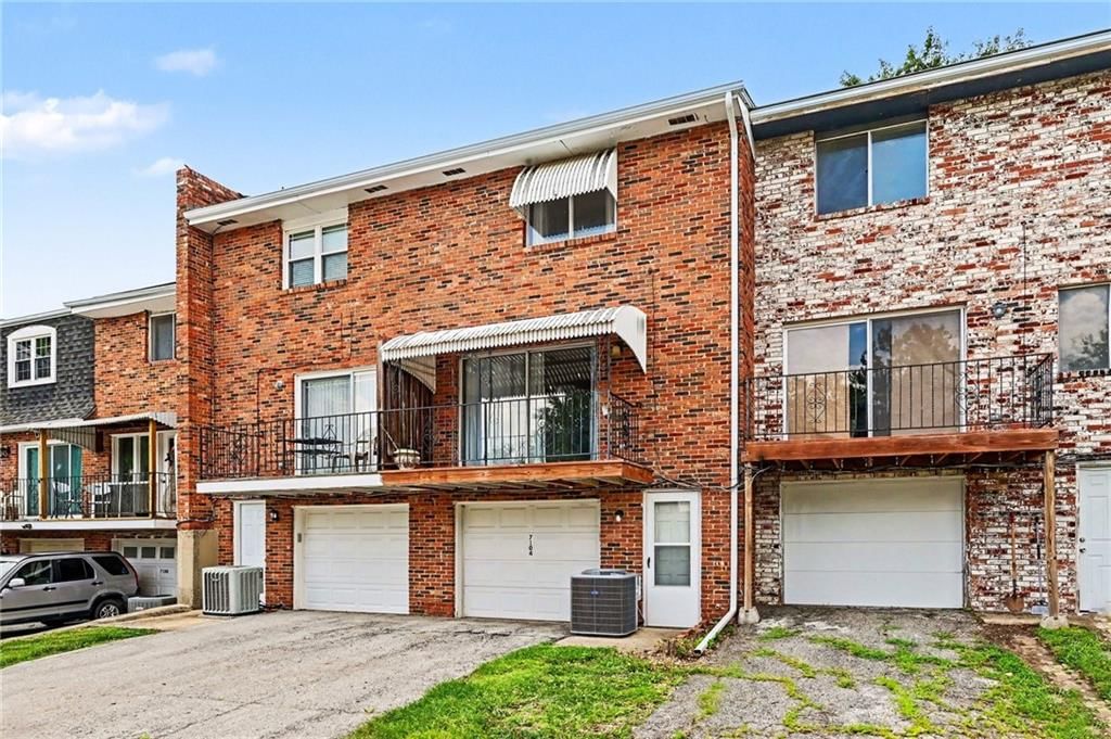 Photo 17 of 17 - 7104 NW Chapel Woods Lane, Kansas City, MO 64152