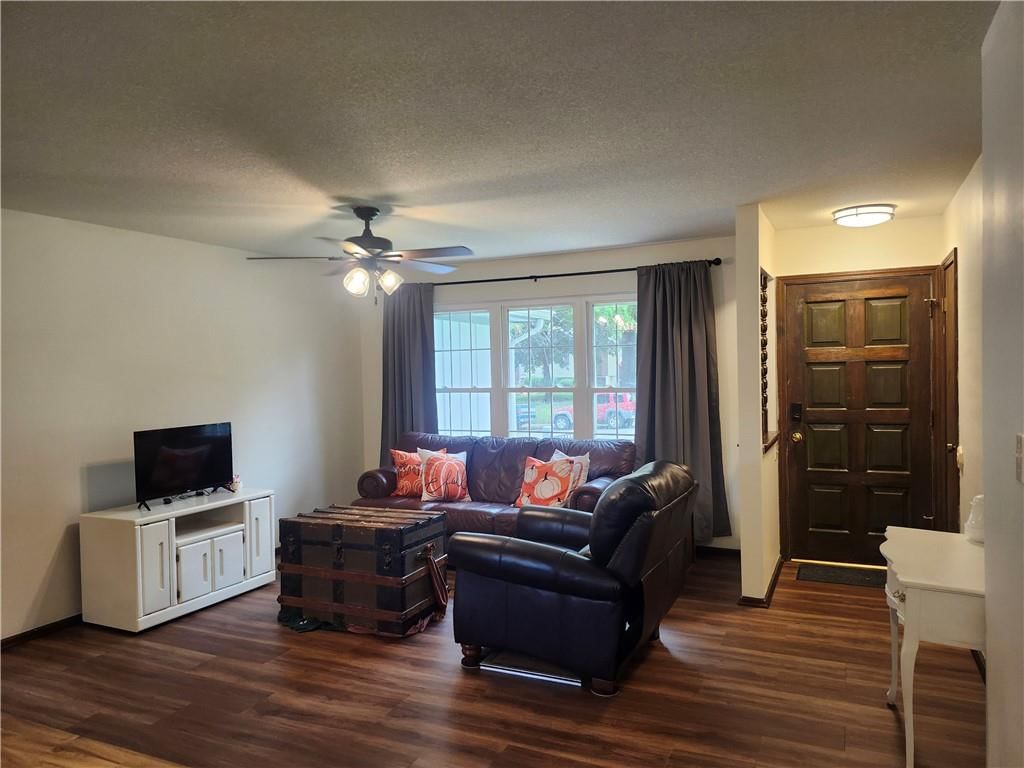 1121 W Elm Terrace — photo 3