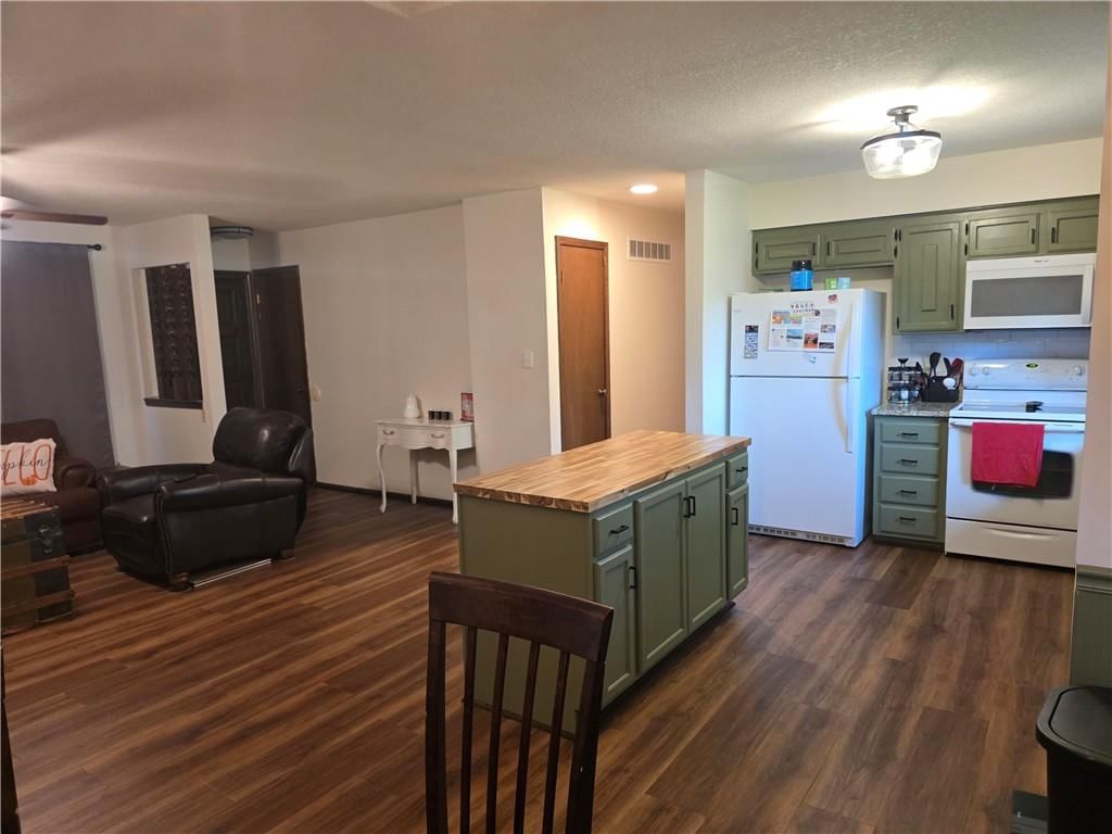 1121 W Elm Terrace — photo 6
