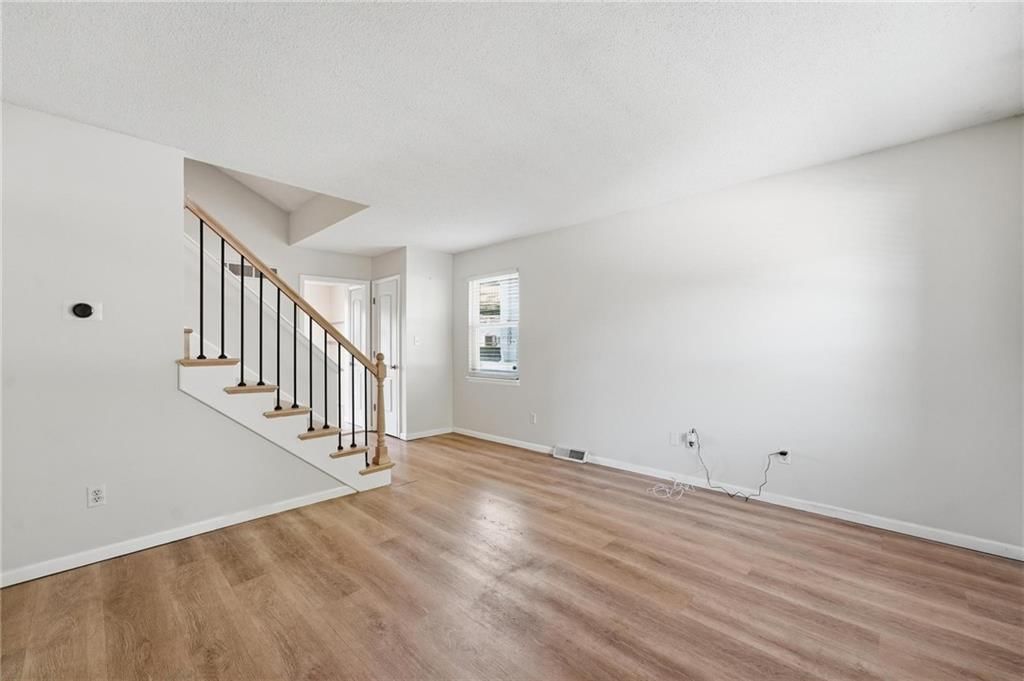 Photo 4 of 21 - 8709 N Hull Avenue, Kansas City, MO 64154