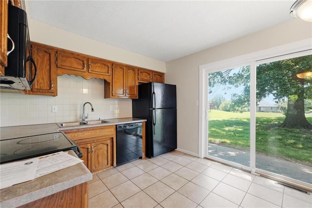 Photo 5 of 21 - 8709 N Hull Avenue, Kansas City, MO 64154