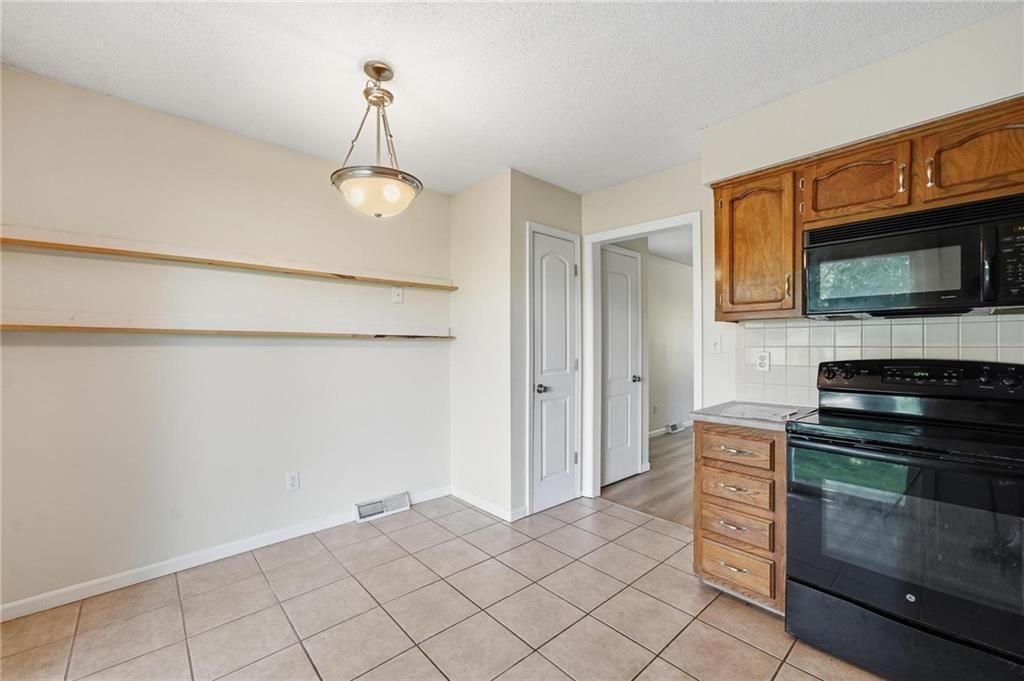 Photo 7 of 21 - 8709 N Hull Avenue, Kansas City, MO 64154