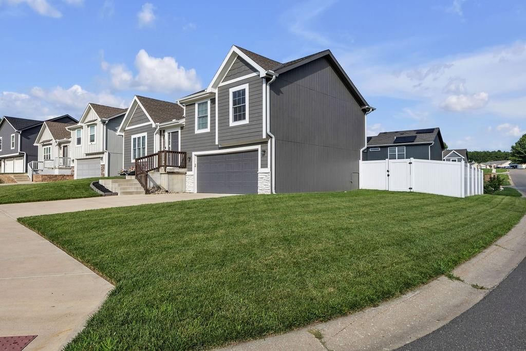 2202 Bateley Street — photo 2