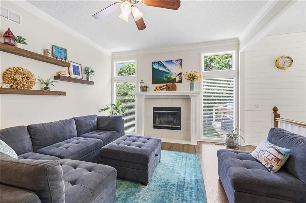 1221 SW Sunflower Drive, Lee's Summit, MO: listing photo 2