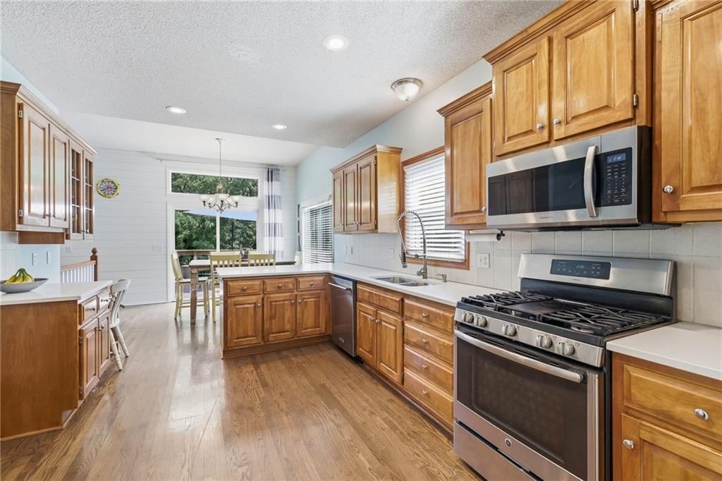 1221 SW Sunflower Drive, Lee's Summit, MO: listing photo 3