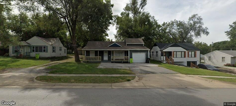 207 W North Avenue — photo 1