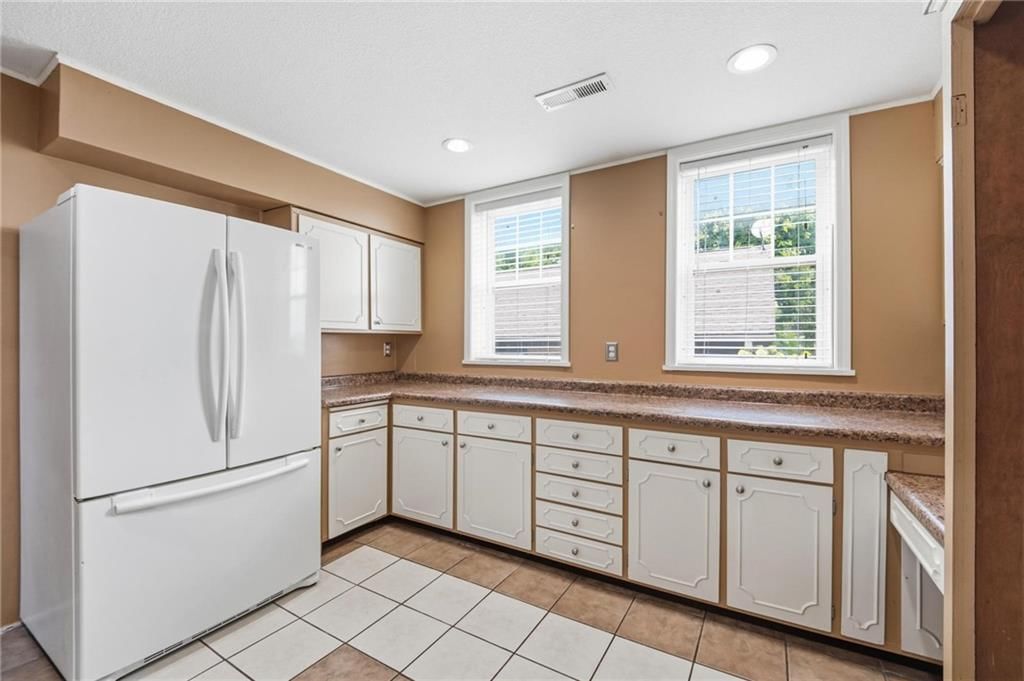 221 W 2nd Street — photo 22