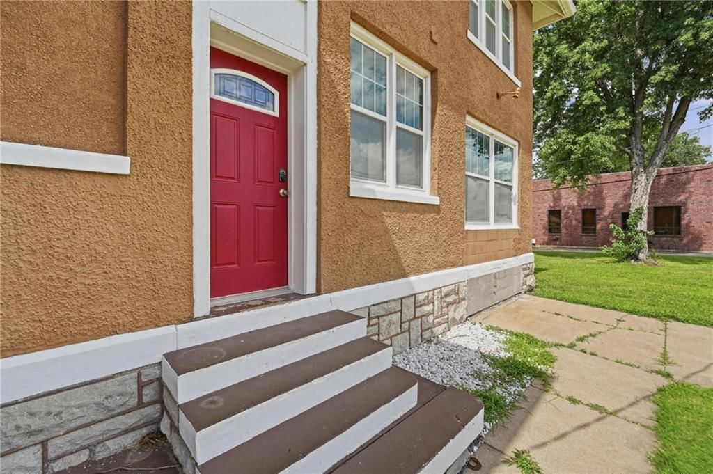 221 W 2nd Street — photo 27