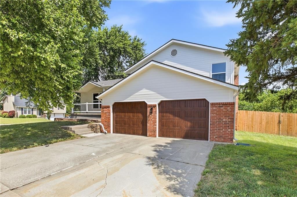 1045 Carousel Lane, Lee's Summit, MO