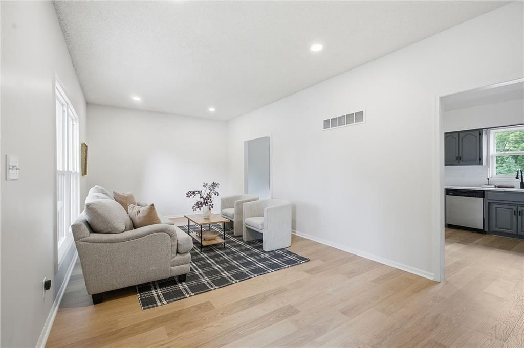 1045 Carousel Lane — photo 4