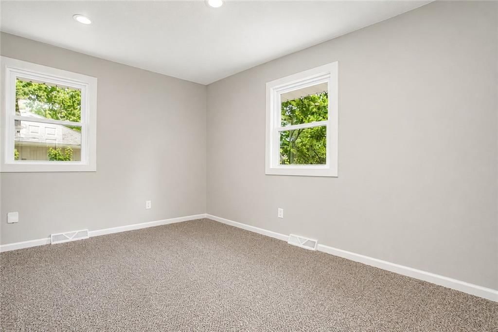 813 NE Wien Avenue — photo 9