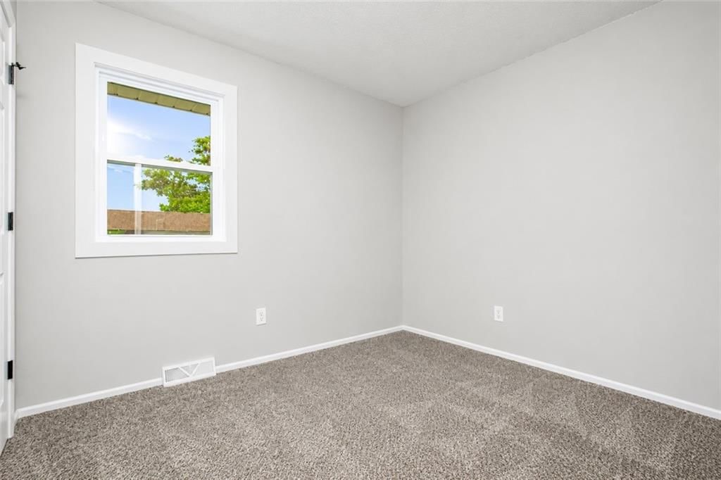813 NE Wien Avenue — photo 12