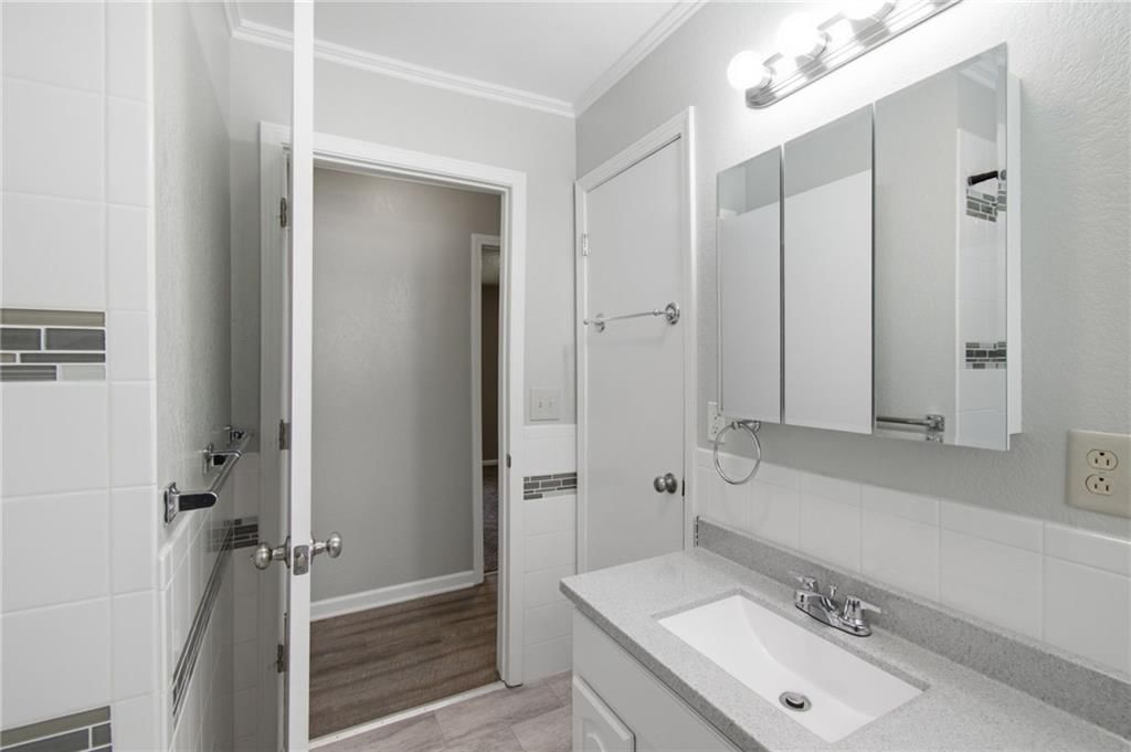113 W 10th Street — photo 16