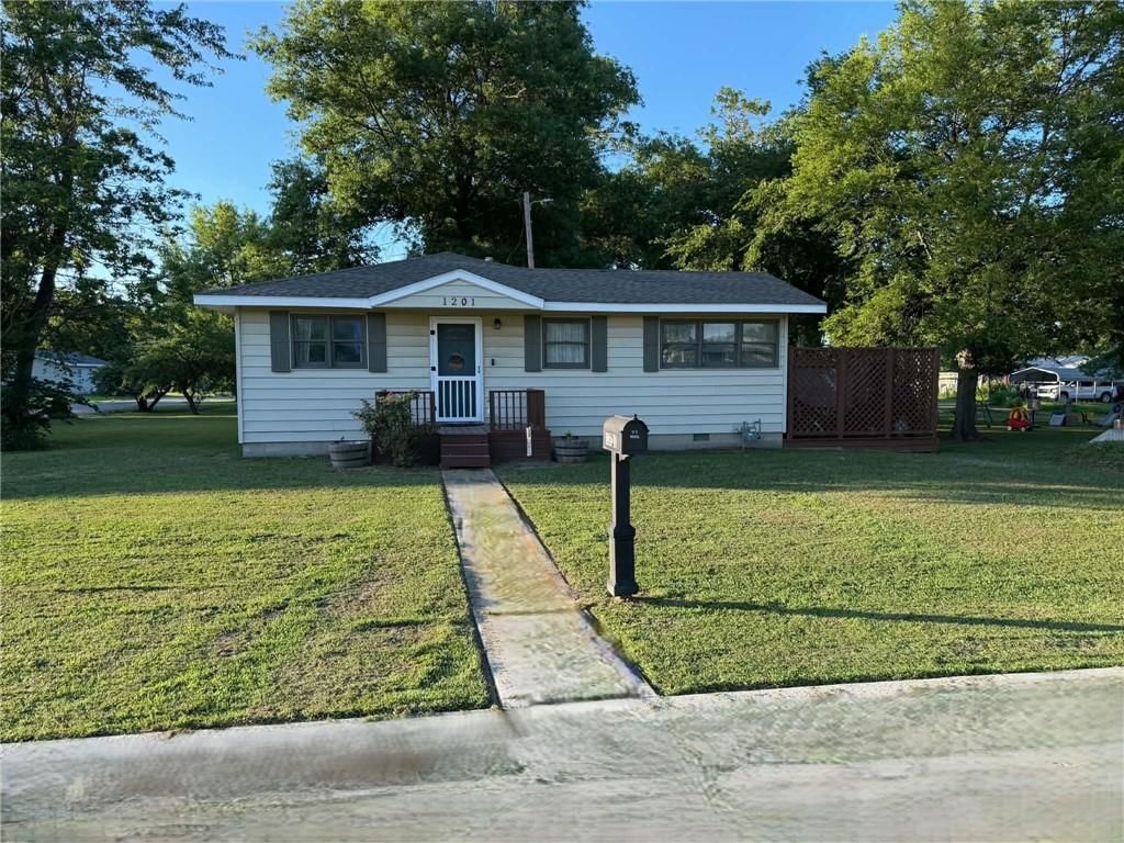 1201 E Sycamore Street — photo 1