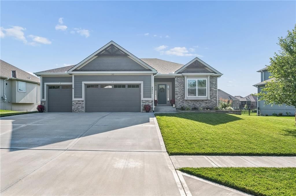 2211 Foxtail Drive — photo 1