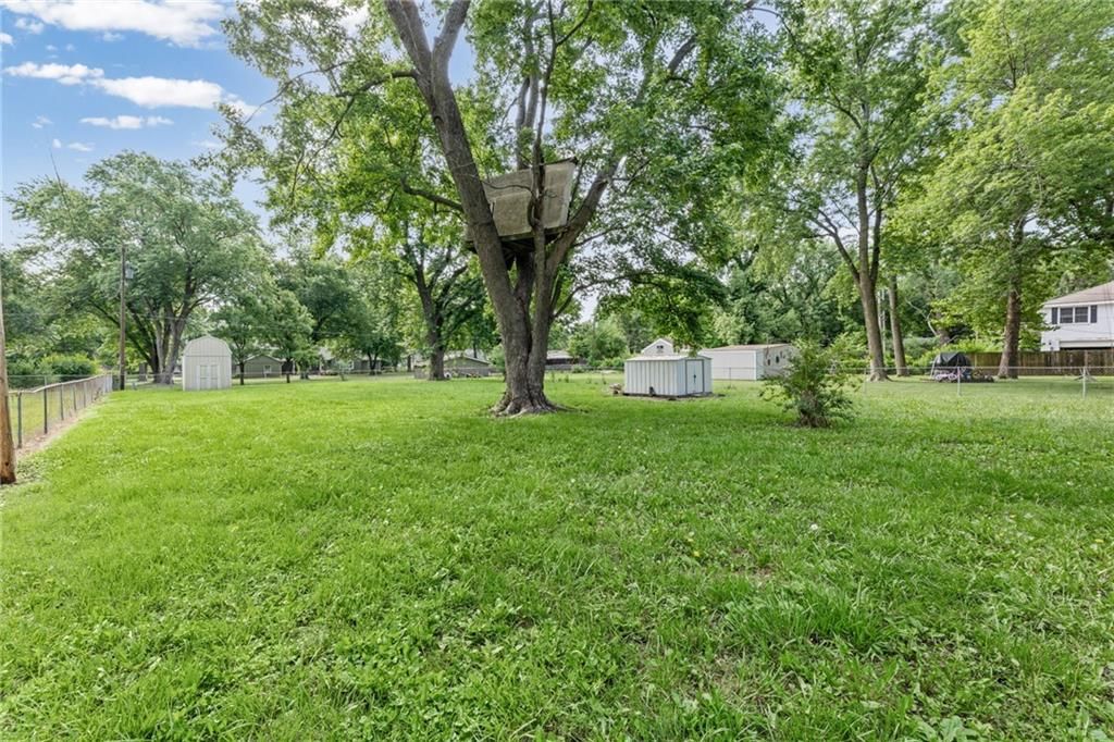 612 S Sherman Avenue — photo 32