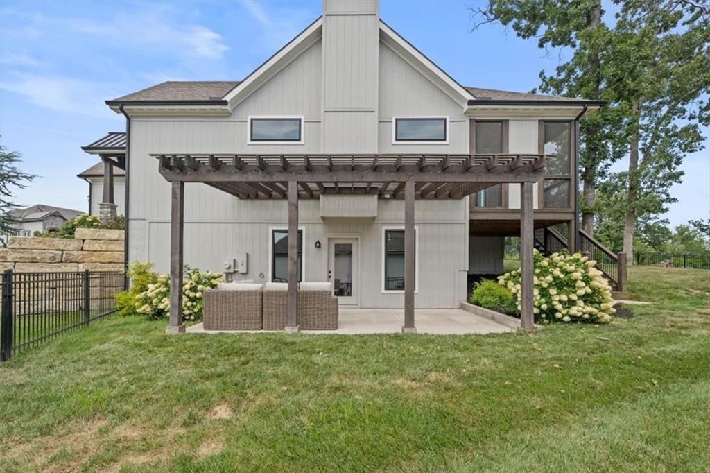 105 NW Ambersham Drive — photo 32