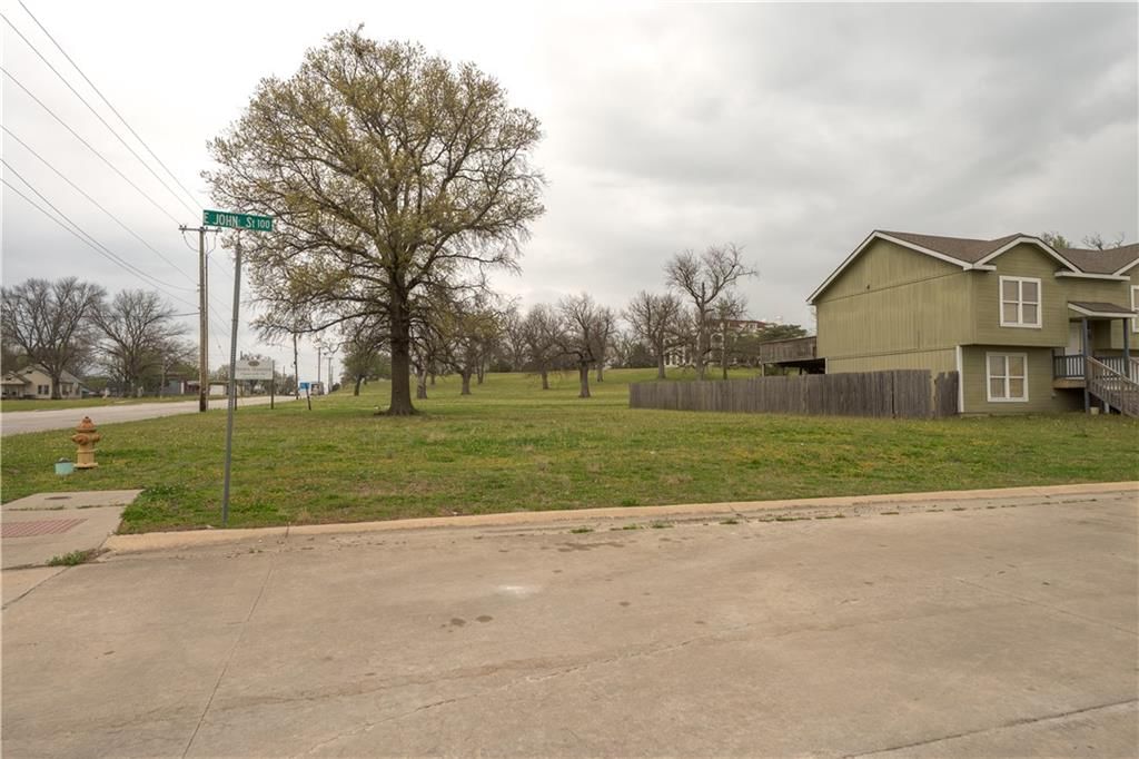 202 E John Street — photo 2
