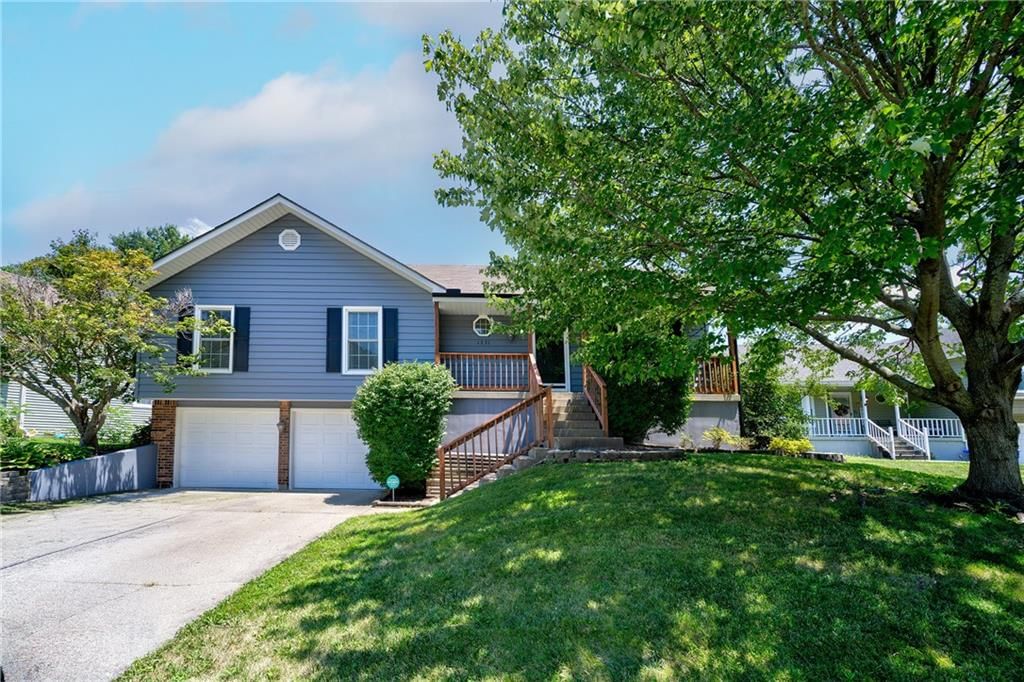 1231 NE DEERBROOK Circle — photo 1