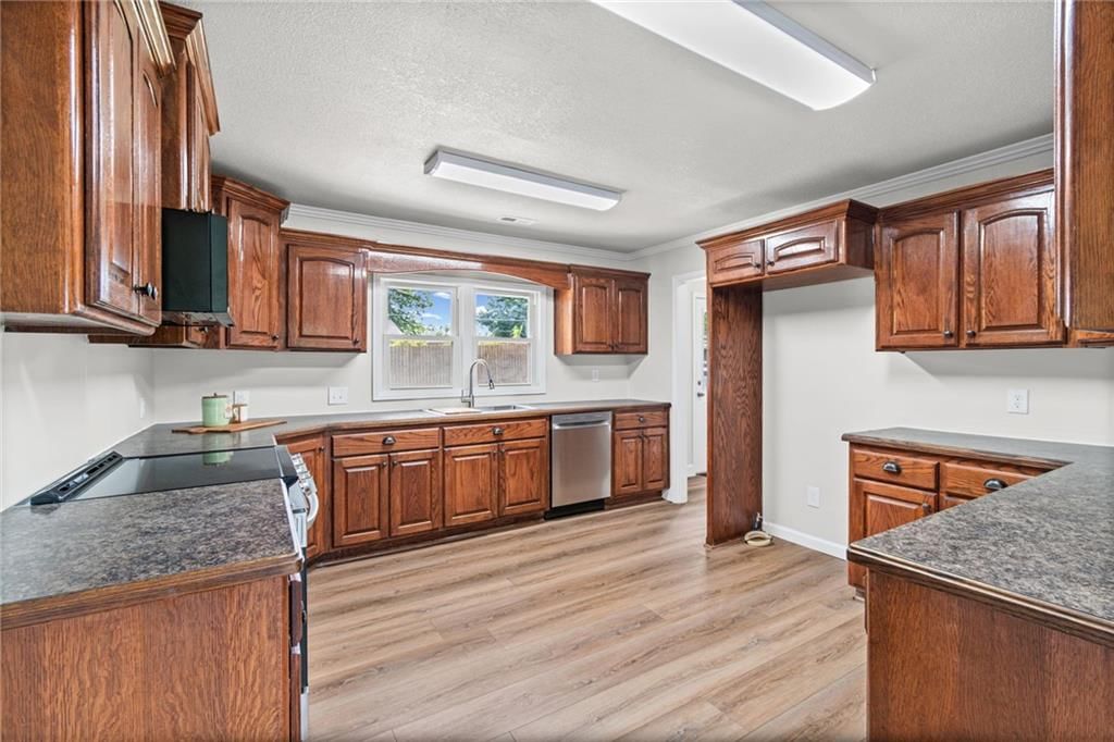 1101 Wellington Street — photo 12