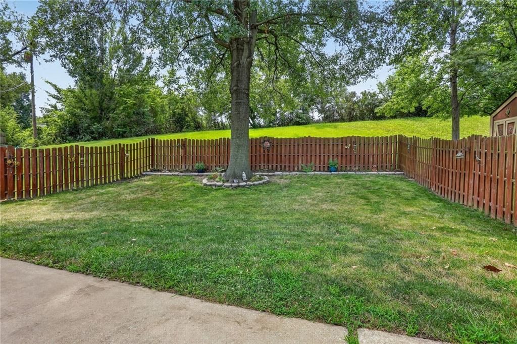 1410 S 50th Drive — photo 16