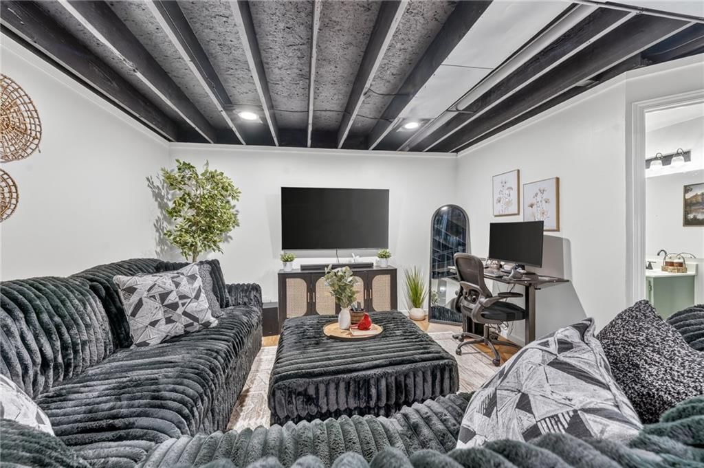 503 NEWPORT Drive — photo 32