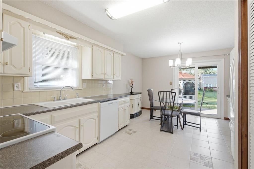 110 W Lexington Drive — photo 9