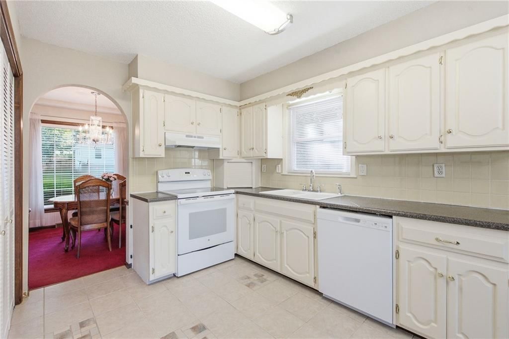 110 W Lexington Drive — photo 10