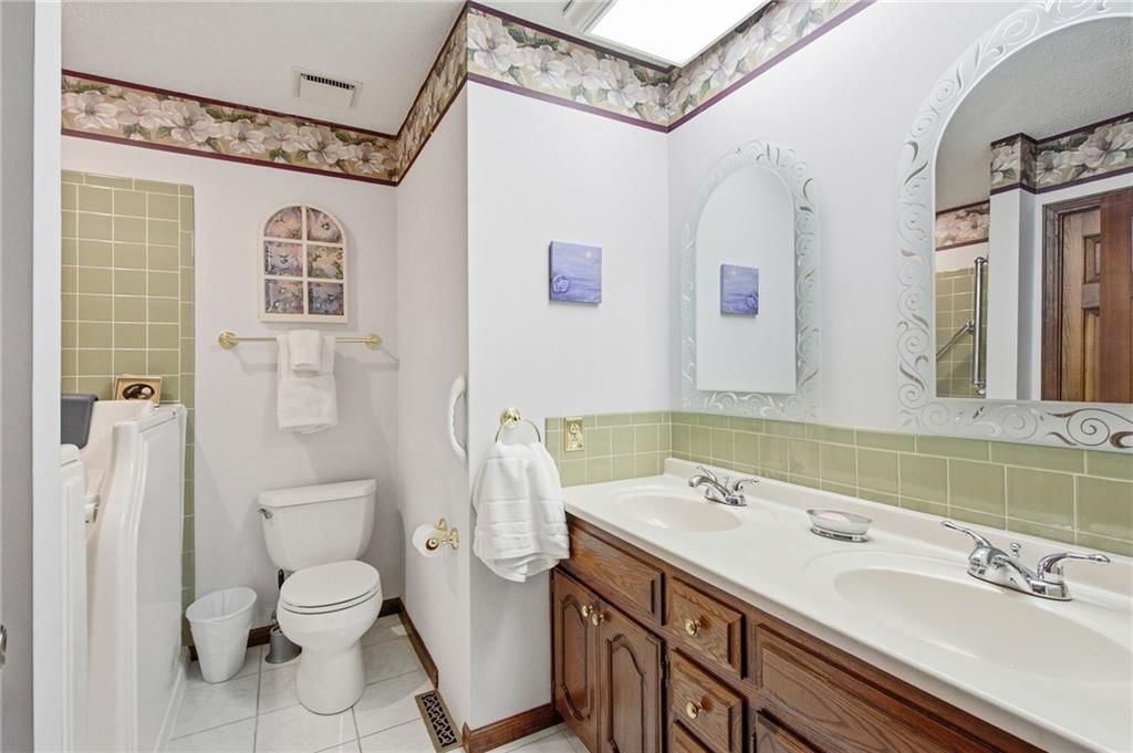 110 W Lexington Drive — photo 20