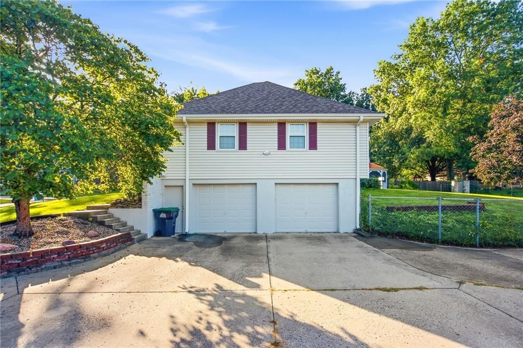110 W Lexington Drive — photo 26