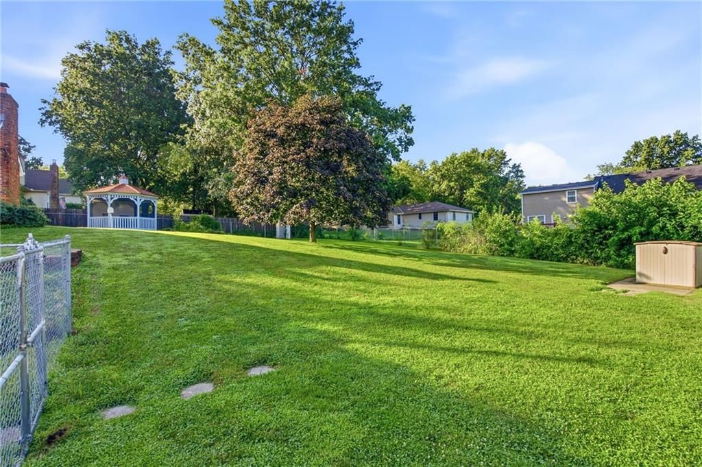110 W Lexington Drive — photo 27