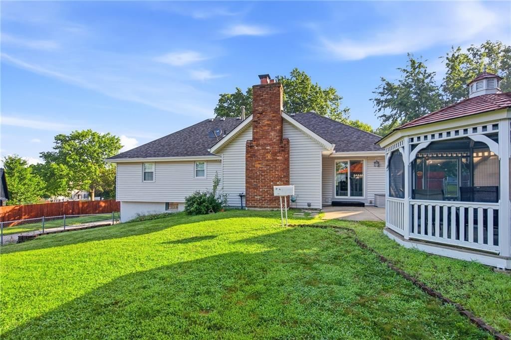 110 W Lexington Drive — photo 28
