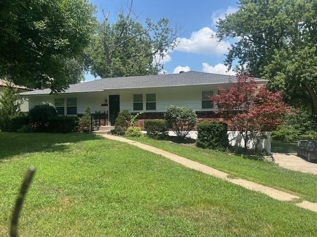 2308 NW Powderhorn Drive, Kansas City, MO