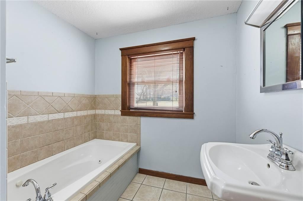 804 E 10th Street — photo 28