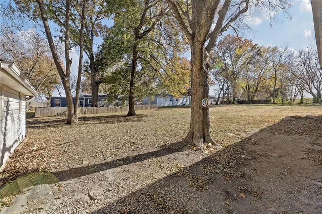 804 E 10th Street — photo 37