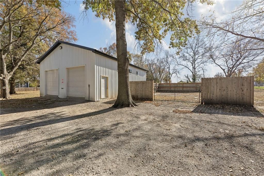 804 E 10th Street — photo 38