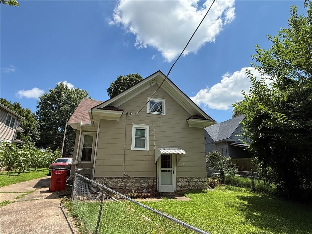 704 S Fuller Avenue — photo 16