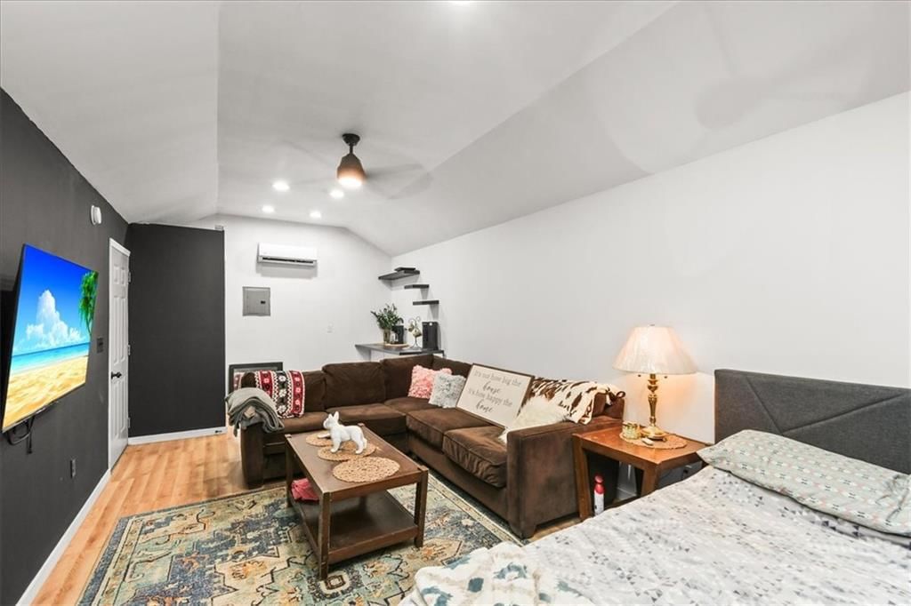 1804 N Rogers Street — photo 7