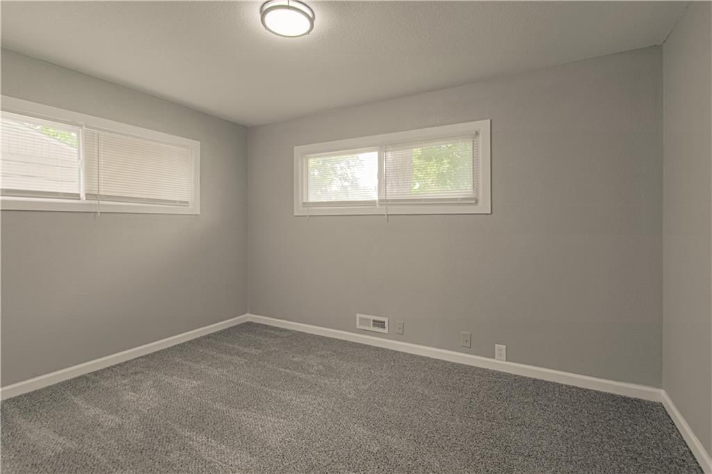 11003 Cambridge Avenue — photo 12