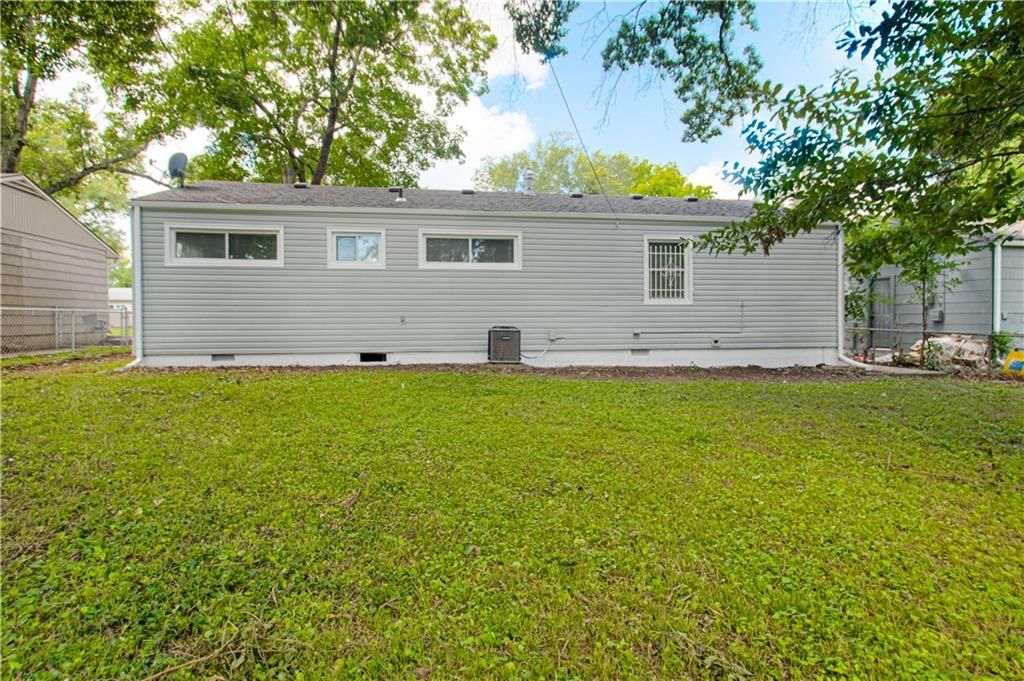 11003 Cambridge Avenue — photo 23